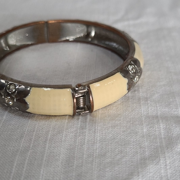 Cream and silver bracelet - Picture 5 of 6